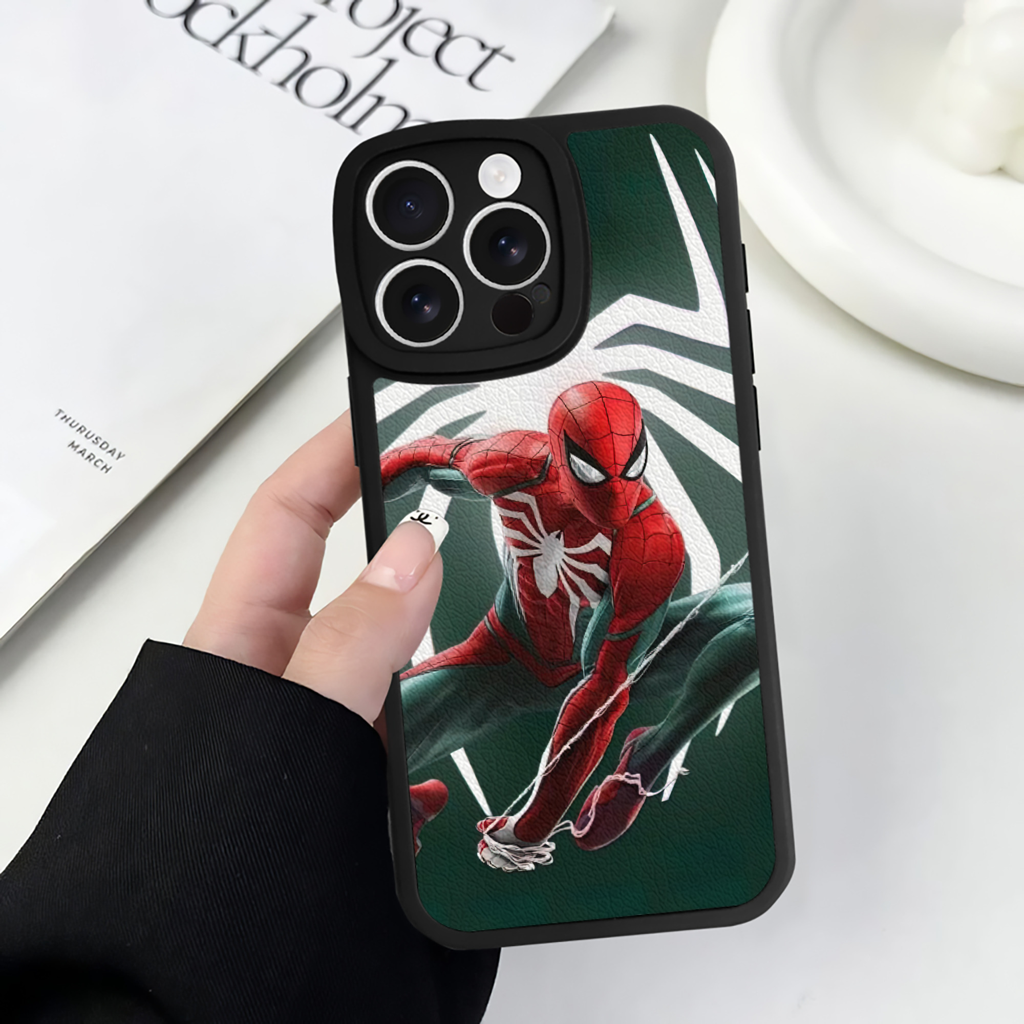 Spider Man スパイダーマン 【iPhone 16シリーズ対応】シリコンスマホケース（レザー調） 材質：シリコン